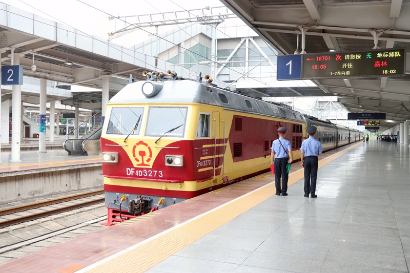T8701次中越国际旅客列车从南宁站发车。林鹤摄