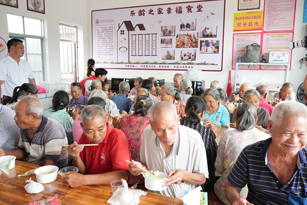 老人在新合村乐龄之家幸福食堂内用餐。温雨佳摄